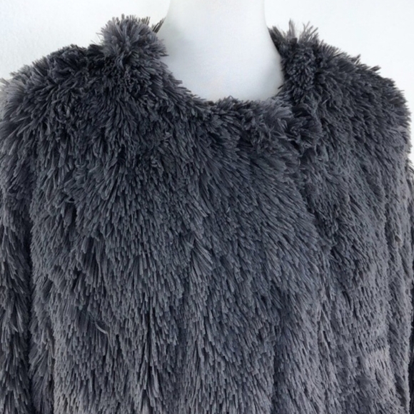 Sanctuary Charcoal Faux Fur Jacket Size Medium EUC PTP 21 Length 23 - Picture 5 of 6